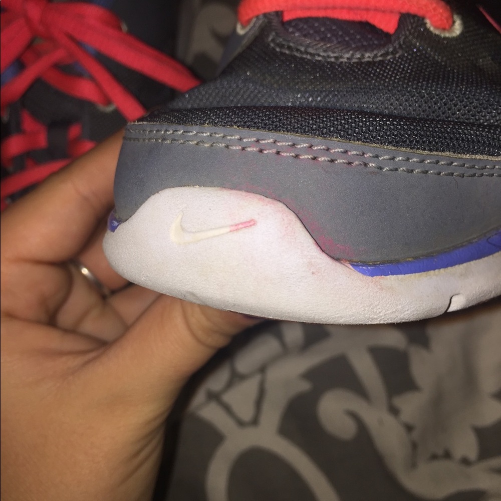NIKE TRAINING SHOES SIZE 6 - Picture 3 of 7